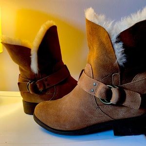 NIB UGG WOMEN'S BODIE SUEDE
SHEARLING MOTO BOOTS